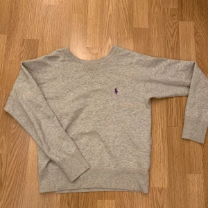 Ralph laruen tröja - Ralph laruen tröja 👕 storlek XS     Grå och lila