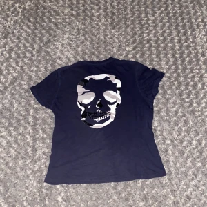 Mörkblå t-shirt från Zadig & Voltaire - Säljer en snygg mörkblå t-shirt från Zadig & Voltaire. På ryggen har den en dödskalle i camouflagemönster. Köpt i affär så kvitto 🧾 finns, skriv till mig vid frågor och funderingar 🙌🙌 