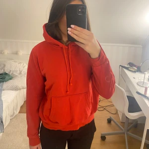 Röd Hoodie  - Röd hoodie i storlek S från HM. 
