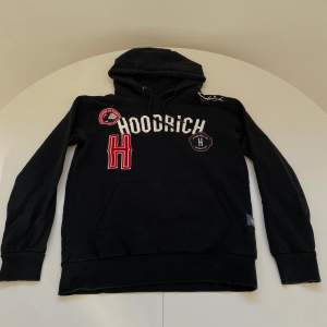 Säljer en svart hoodrich hoodie med luva. I storlek Xs. Tröjan är använd men inte länge, så den är i bra skick! Köpte den för 850 kr ny. Priset är ej hugget i sten! 