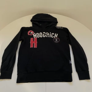 Hoodrich Hoodie - Säljer en svart hoodrich hoodie med luva. I storlek Xs. Tröjan är använd men inte länge, så den är i bra skick! Köpte den för 850 kr ny. Priset är ej hugget i sten! 