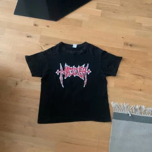 Cropped Master tröja - Cropped master tröja som är vintage med 9/10 skick på trycket. Storlek M. Röd vit och svart tröja. Andvänd cirka 1-2 gånger. Pris kan diskuteras.