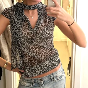 Dkny Blus - Så snygg blus från Dkny i mesh material