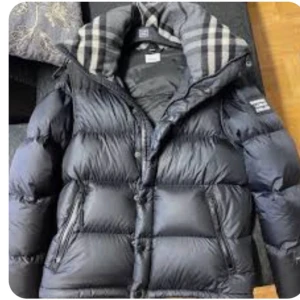 Burberry jacka/väst - Väldigt snygg jacka som du även kan göra till väst! Använd men väldigt bra skick, pris går att diskutera vid smidig affär 