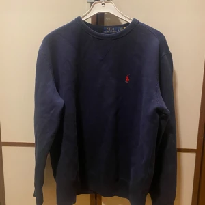 Ralph lauren tröja - Ralph lauren tröja i storlek S. Säljer pga för liten tyvärr. Den är äkta. Köpte den på plick och förra ägaren visade kvitto och allt. Och när man scannar qr coden så kommer man in på just den tröjan på ralph lauren. Kan adda snap för bevis på det