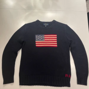Stickad Ralph lauren tröja (sällsynt) - Säljer denna sjukt snygga Ralph lauren tröjan, den är i nyskick då jag använt den fåtal gånger. Den är i barnstorlek 14/16 år, sitter som Xs/S. Hör av dig vid frågor eller mer bilder.