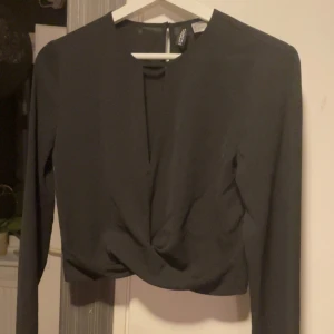 Fest topp - Svart topp ifrån h&m som man kan ha till fest eller till vardags, mycket bra skick 
