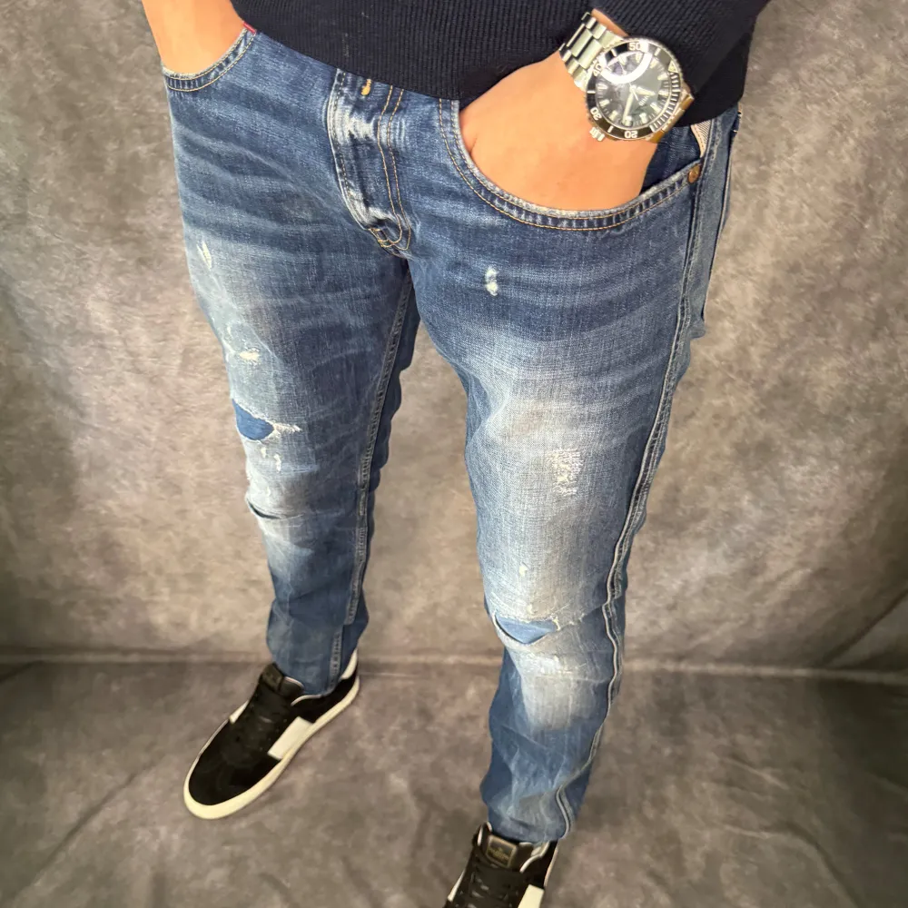 // Replay anbass jeans | Storlek W33/L32 | Benlängd: 109cm / Midja: 44,5cm | Nypris runt 1800kr | Kontakta för fler frågor eller funderingar // Deluxecloset. Jeans & Byxor.