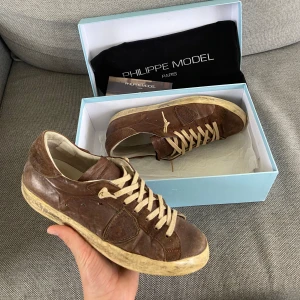 Phillipemodel  - Säljer nu dessa philippemodel skor i en brun/vinröd färg. Storlek 41 och dem är i fint skick, skriv för fler bilder/frågor🙌🏼