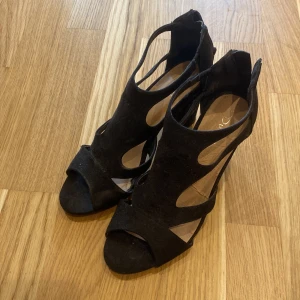 Klackskor - Svarta klackar från duffy, använda några gånger men i fint skick. Storlek 38 50kr💕