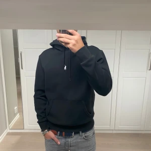  Polo Ralph Lauren Hoodie - Säljer en stilren svart hoodie från Polo Ralph Lauren. Storlek S. Den har en klassisk design med en vit Ralph Lauren logga på bröstet. Perfekt nu inför Höst o vinter🍂 Passar till allt och är väldigt bekväm.🖤 Tröjan är använd fåtal gånger och är därför i helt Nyskick. Köpt på Ralph laurens hemsida för 2295 kr. Skriv för frågor. Priset ej hugget i sten.