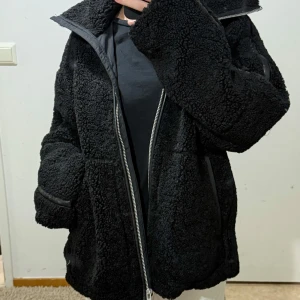 H&M Teddy jacka - svart - Populära teddy jackan från H&M. Helt slutsåld. Storlek M. Sitter ganska oversized på mig som bär vanligtvis XS/S. Oanvänd med prislappen kvar🤍