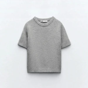 Stickad tshirt från Zara🤍 - Säljer nu denna populära stickade tshirt från zara då jag ej använder den! Slutsåld på hemsidan, i nytt skick! 🤍