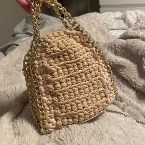 Stazzi väska - Så fin virkad väska från stazzi fint skick🤍har både kort och långt band! Ny pris ca 500kr