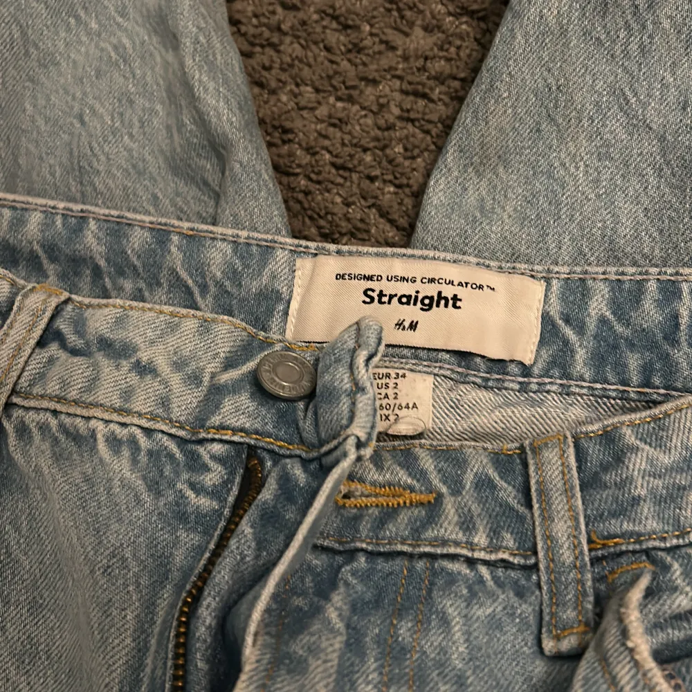 Säljer ett par ljusblå jeans från H&M i storlek 34. De är straight fit. Innebenslängden är 83cm o midjemåttet midja till midja är 38cm.. Jeans & Byxor.