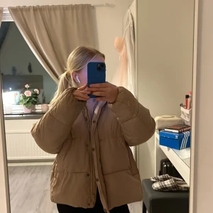 Beige oversized vinterjacka! - Beige oversized vinterjacka från lager 157! Står xs/s i jackan men funkar även för M!
