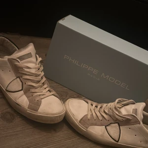 PHILIPPE MODEL SKOR - Skorna har jag haft sen i somras och bara används några gånger. Smutset kan jag själv ta bort med ett shoe cleaning kit. Inga skador på skorna. Skorna är storlek 45 men går lika bra till en med storlek 44.