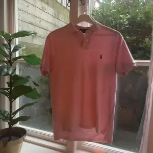 Säljer en snygg rosa pikétröja från Ralph Lauren. Säljer då den inte riktigt kommer till användning Perfekt för en avslappnad men stilren look! Säljer då den inte riktig Skriv om ni har några förfrågningar/Vilgot!