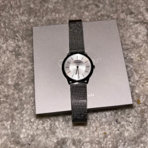Calvin Klein klocka  - Säljer denna Calvin Klein klocka då jag inte använder den. Aldrig använd och kommer i kartongen. Kan vara så att man behöver byta batterier.