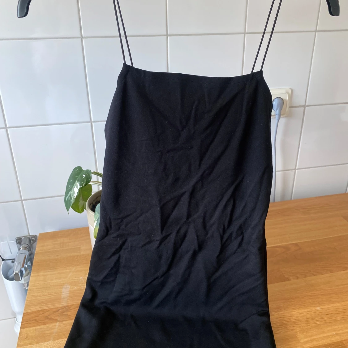 Svart klänning med tunna axelband - 90
