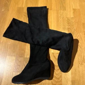 Knähöga klackar - Aldrig använda skor med låg klack. Super mjukt och skönt material inne