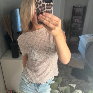 fest topp - nästan helt oanvänd pga att jag tycker den är lite för stor för mig🩷 passar till alla tillfällen. Genomskinligt ”blom/spets” tyg.