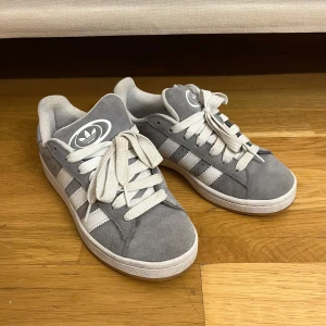 Adidas campus 00s - Gråa adidas campus 00s i storlek 37,5. Säljer då de inte kommer till användning. Köpte i våras, inte använt så mycket. Fint skick.🥰kommer inte gå ner i pris!