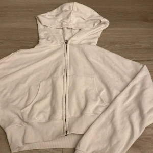 Kofta - En fin vit kofta i strl L men passar mig som är S-M, den är cropped