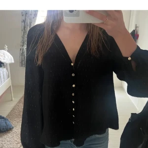 Zara blus, org pris:400 - Lånade först bilden från en tjej men de är samma tröja i samma storlek💕Jätte fin i ny skick