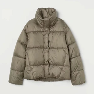 H&M puffer jacka - Jätte fin pufferjacka från h&m! Bra skick förutom tre små defekter (kan skicka bild)🩷 Slutsåld typ överallt!🤍