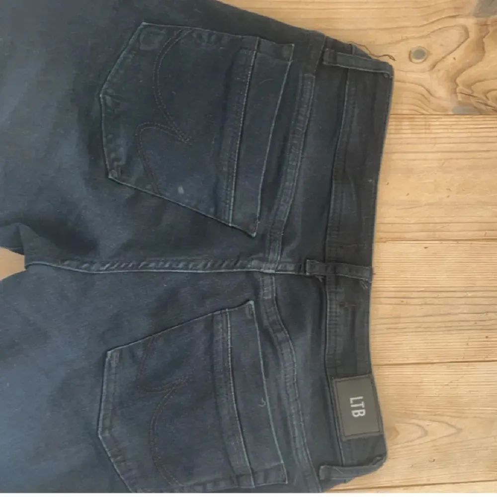 Säljer dessa ltb jeans, säljer då det inte var rätt storlek för mig. Säljer för 700, nypris ca 1000kr. Jeans & Byxor.