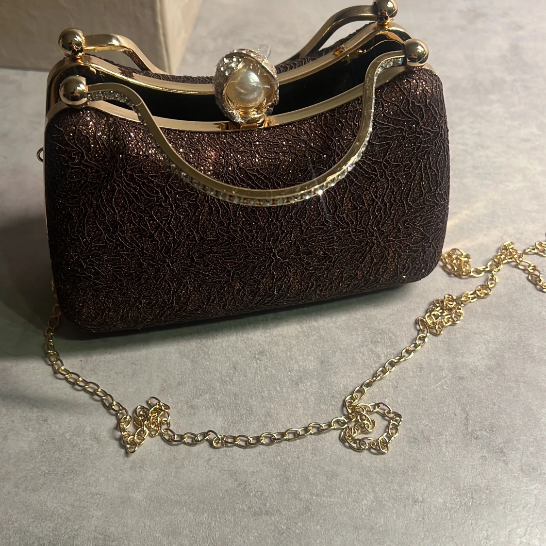 Brun glittrig handväska med pärldetalj (oanvänd ) - 91