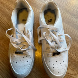 Nike Air Force 1 - Knappt använda, storlek 38,5.