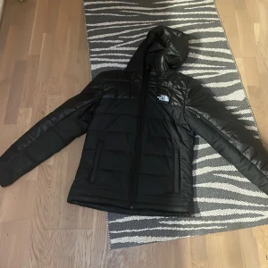The North face jacka  - The North face jacka perfekt för vintern bra luva två fickor en extra ficka på armen som du kan ha plats med nycklar kort o mer samtidigt perfekt skickat inga hål typ ny 