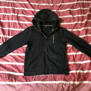 Sail racing hoodie - Säljer denna sailracing hoodien i storlek 150. Den är sparsamt använd men har ett litet hål på framsidan som man ser på bilden.