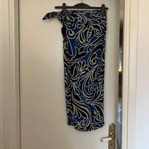 Mönstrad lång kjol - Mönstrad kjol från Zara med slits och knyte. Köpt för 350kr och säljer för 100kr
