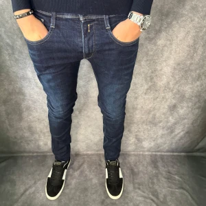 Replay anbass jeans  - // Replay anbass jeans | Storlek W33/L32  (sitter mer som W31/L32) | Benlängd: 102cm / Midja: 41cm | Nypris runt 1800kr | Kontakta för fler frågor eller funderingar // Deluxecloset