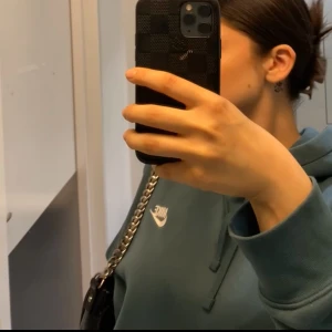 Nike hoddie  - Säljer min gröna Nike hoddie. Den är väl använd men i jätte fint skick. Den är inte använd på ett bra tag och tror att det finns någon som kommer använda den mer än mig. Det är storlek M. 