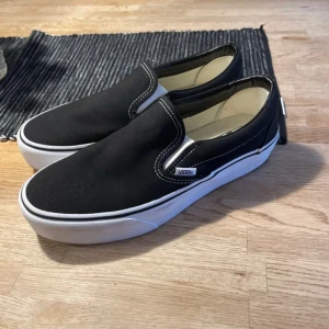 Vans Platform slip ons sneakers - Vans platform slip ons, storlek 42,5. Unisex. Använd max 3 gånger 
