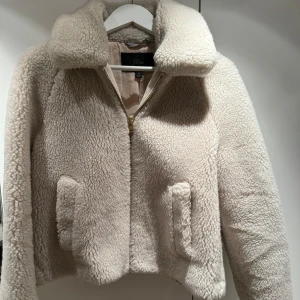 Teddy jacka - Teddy jacka i strl M. Vintervit/beige. Använd men fint skick utöver några få noppror som lätt går att ta bort. 