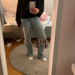Zara jeans - Midwaist jeans från zara med slitningar, super snygga och coola 