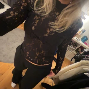 Svart spetsblus - Säljer denna med långärmad spets topp. Perfekt för en utekväll eller fest🖤Medium men mer som Small