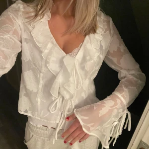Vit topp/blus - En jätte fin topp/blus ifrån Ginatricot i storlek 36. Jag är 172 cm lång och bär storlek S. Denna topp är endast använd två gånger 