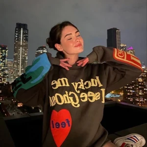 Hoodie - obs! Första bilden är lånad, resten av bilderna är mina! 🥰 Säljer då jag inte gillar hoodies! Den är från ”thecoolelephant” och alltså inte äkta. Köptes för cirka 1500kr säljes för 350kr