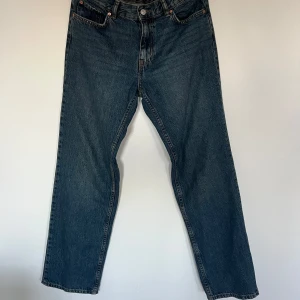 Low straigt jeans - Mörkblå low straight jeans från Gina tricot i storlek 38. Använda ett fåtal gånger så är fortfarande i väldigt bra skick. 🤍