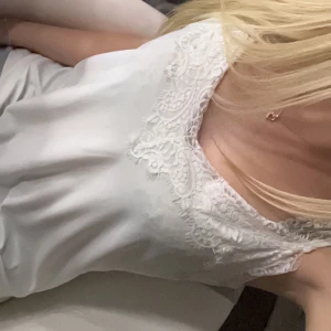 Spets linne  - Spets linne från amisu, strl M, bra skick knappt använd, pris kan diskuteras, dm för mer💕