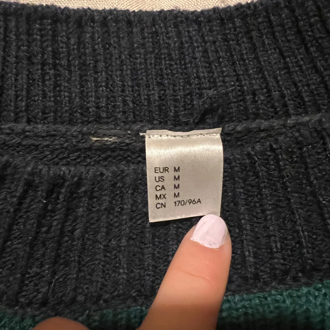 Randig stickad tröja i grönt och svart - 91