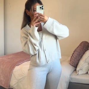 Beige kofta med knappar - Säljer detta settet med knappar framtill. Helt slutsålt på hm, har tröjan i M och byxorna i XS & S så bara att höra av dig vilken av dem du är intresserad av. Prislappar finns kvar på allt🥰