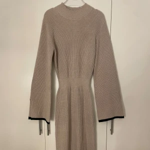 Adoore klänning - Adoore klänning i storlek 40, använd 1 gång