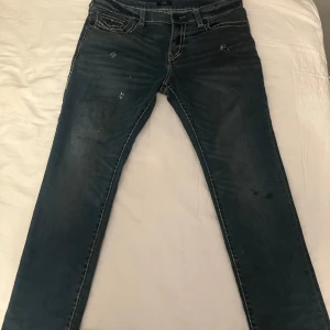 True Religion Rocco Relaxed Skinny - Trueys från NK, sparsamt använda och ingen heelbite. Bakfickorna saknar flaps. 